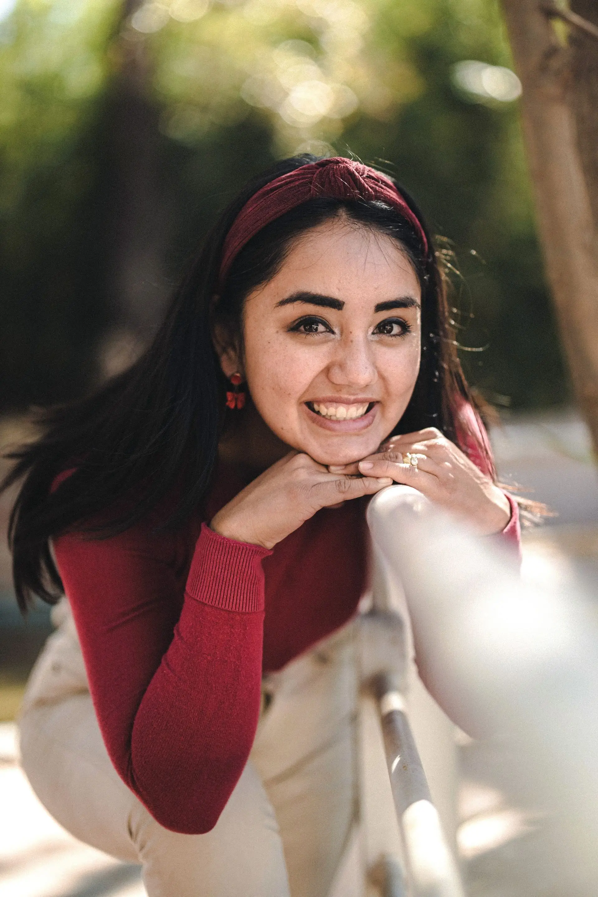 Retrato de una clienta joven sonriendo