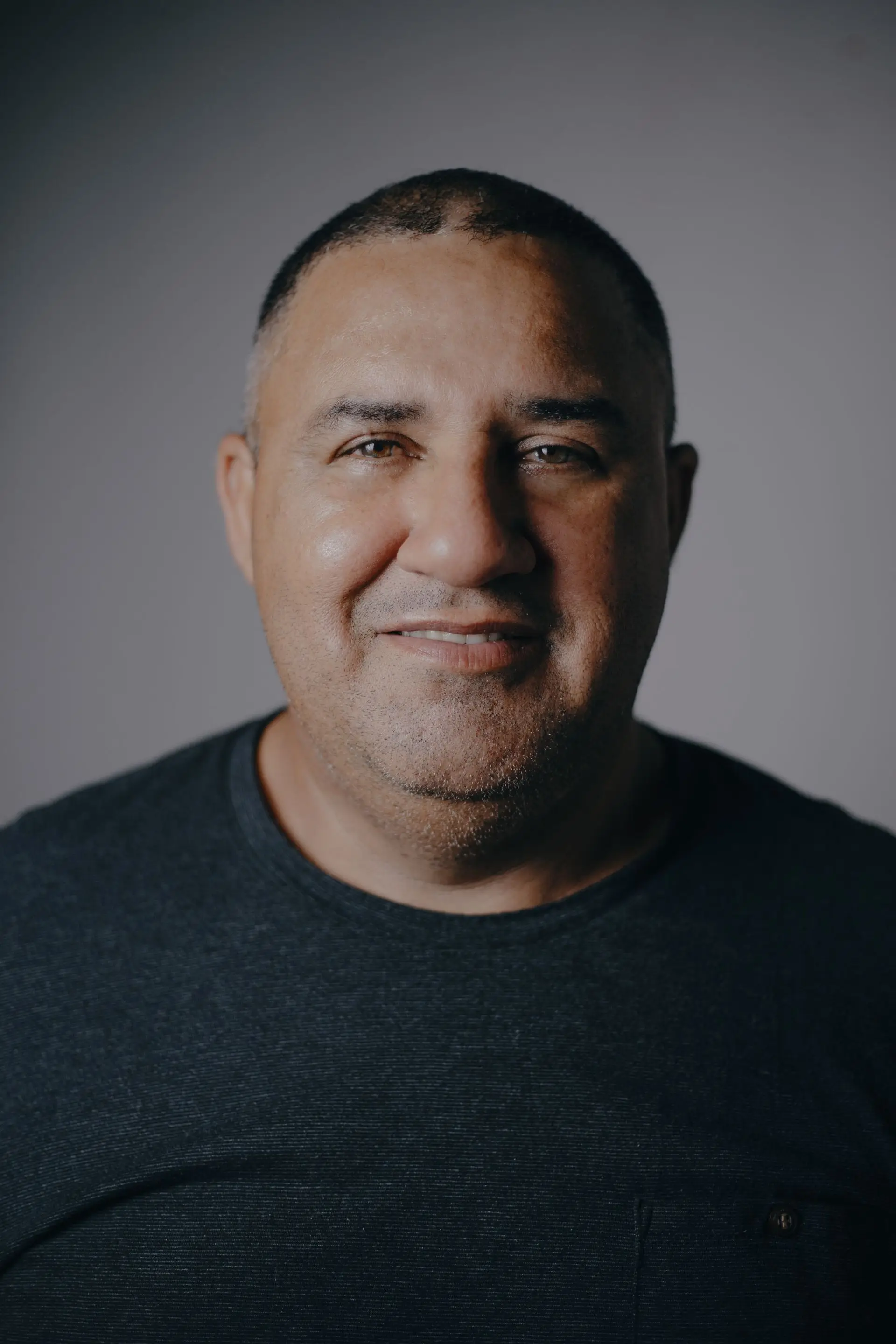 Retrato de un cliente sonriendo