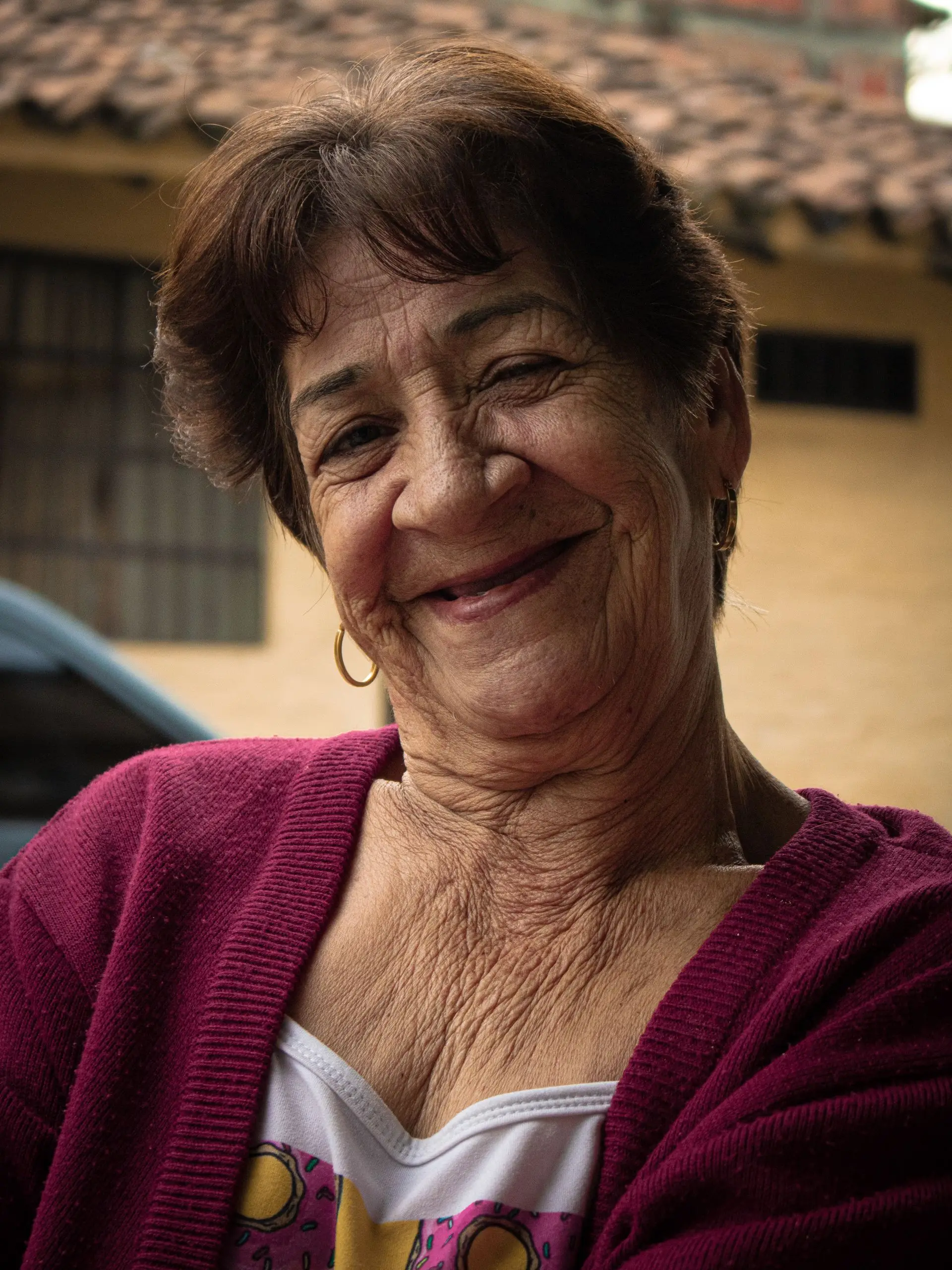 Retrato de una clienta mayor sonriendo